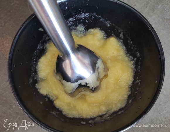 Погружным блендером измельчаем в однородное пюре. Для кексов нам понадобится 130 г яблочного пюре.