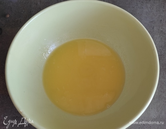 Сливочное масло растопитт, добавить сахар, хорошо перемешать, чтобы сахар растворился, немного остудить.