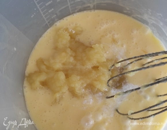 Затем добавить яйца, кефир и пюре. Снова перемешать до однородности.