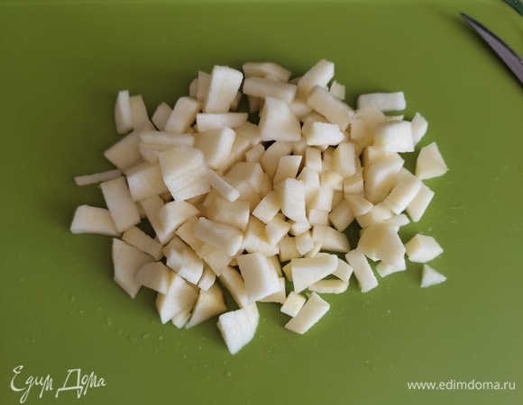Оставшееся яблоко нарезать на мелкие кусочки.