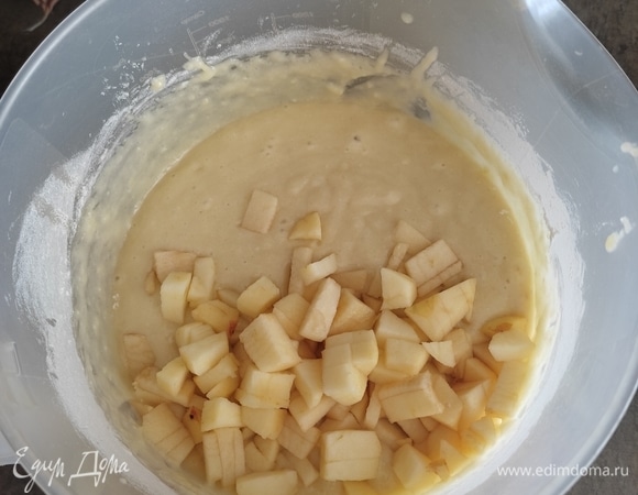 И вмешать в тесто. Тесто должно получиться густым, вязким. Если слишком жидкое, то добавьте немного муки.