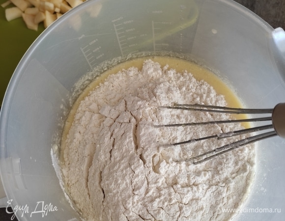 Просеянную муку смешать с сухими ингредиентами: разрыхлителем, содой, корицей. Добавить мучную смесь.