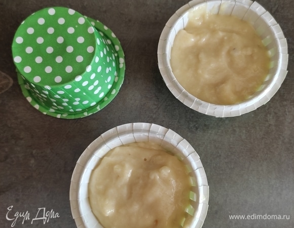 Раскладываем по формочкам. Если хотите праздничные капкейки, используйте нарядные капсулы. Кексики хорошо поднимаются, поэтому накладываем тесто чуть ниже краев капсулы. Выпекаем в духовке, разогретой до 180°C, 20–30 минут, ориентируйтесь по своей духовке! Готовность проверяем шпажкой, если сухая — готовы!