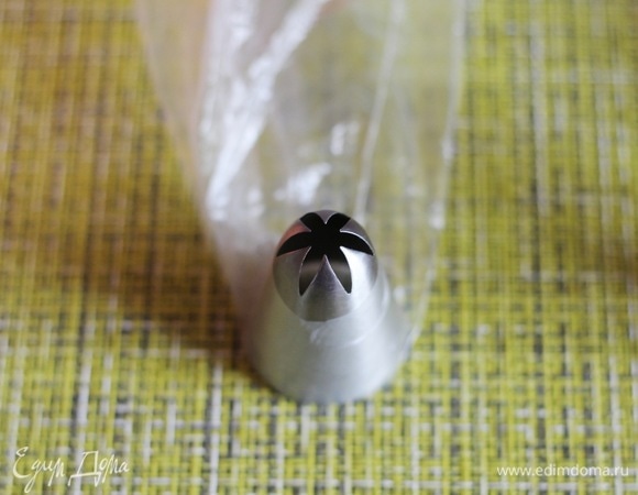 Для крема смешиваем творожный сыр, холодные сливки, сахарную пудру. Взбиваем до однородного воздушного состояния. Добавляем каплю пищевого красителя. Перекладываем в кондитерский мешок и украшаем кексы. У меня вот такая насадка. Украшаем по своему вкусу.