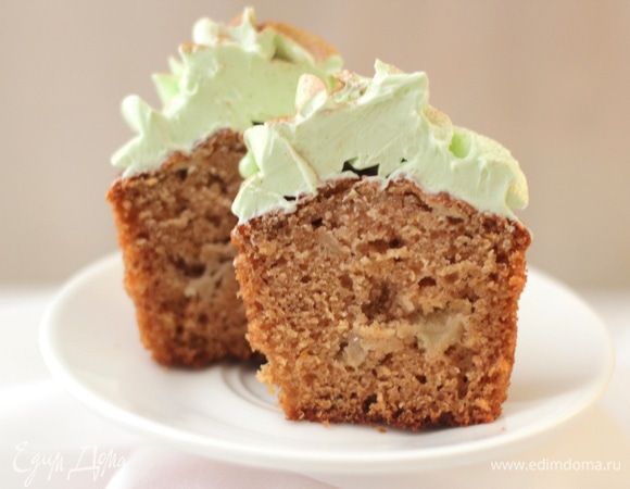 Внутрь капкейка я не добавляю никакого наполнителя, потому что его роль выполняют кусочки запеченного яблока :)