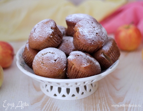 А можно просто оставить кексики без крема и подать к завтраку. Очень ароматные, влажные, с кусочками запеченного яблока — они не оставят равнодушными никого! Из указанной граммовки получается 12 кексов. Приятного чаепития!