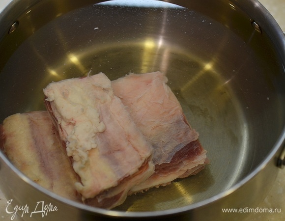 Залейте водой, доведите до кипения и варите, снимая пену, полтора часа.