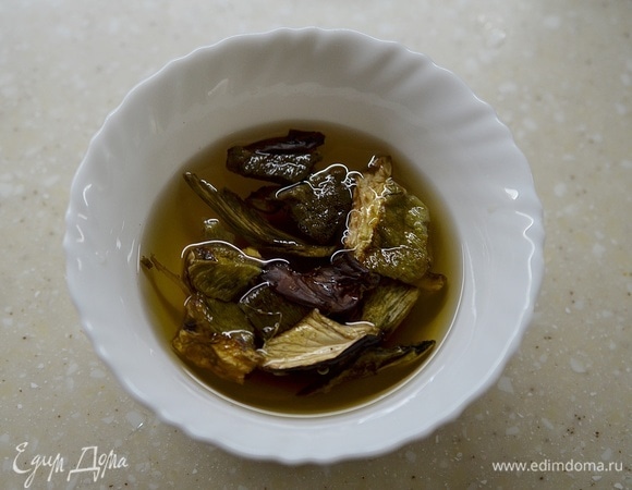 Грибы помойте и залейте горячей водой.