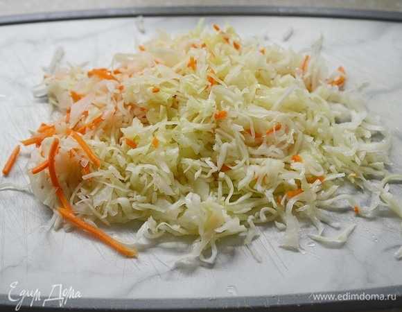 Капусту немного нарежьте.