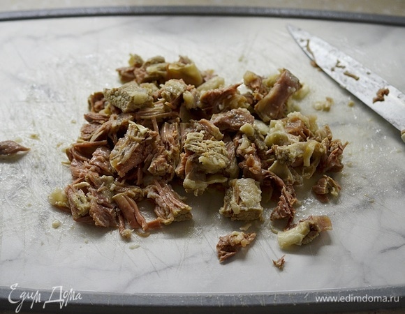 С ребер срежьте мясо, добавьте в суп.