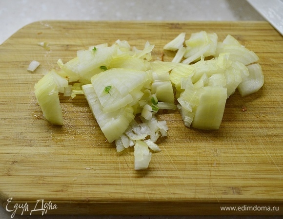 Лук почистите, нарежьте кубиком.