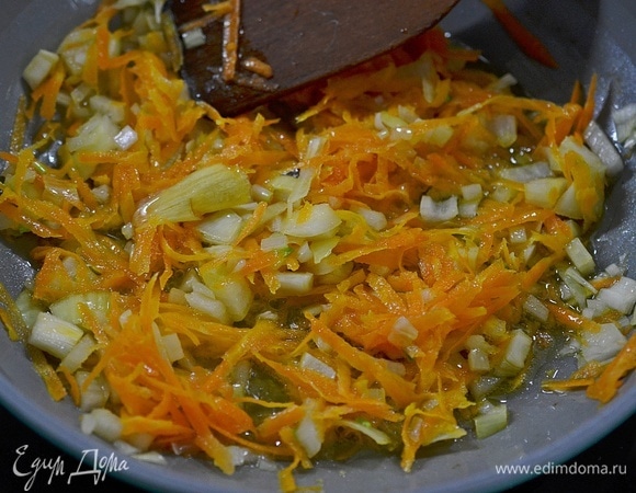 Обжарьте все до мягкости с добавлением масла. Добавьте в суп.