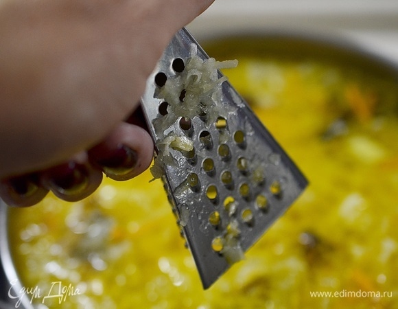 Измельченный чеснок.