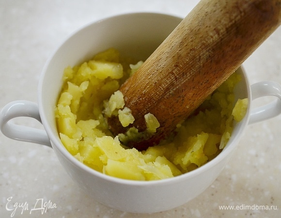 Достаньте картофель, разомните и верните в суп. В самом конце посолите.