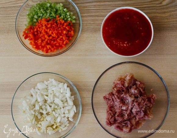 Лук, чеснок, морковь и сельдерей нарезать мелкими кубиками. Подготовить фарш и протертые помидоры.