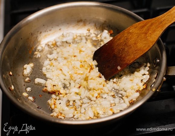 Обжарить лук с чесноком на небольшом количестве оливкового масла до золотистого цвета.