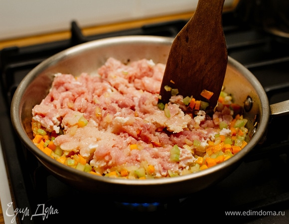 Теперь в овощи ввести фарш. Пока все тушится, нужно разбивать фарш лопаткой, чтобы не было крупных кусочков. Посолить, поперчить по вкусу.