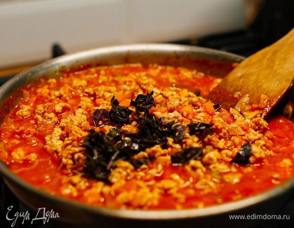 Добавить протертые помидоры и базилик (можно свежий или сушеный). Тушить еще 20–30 минут, помешивая.