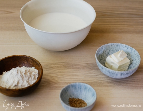 Пока тушится болоньезе, можно приступить к приготовлению соуса бешамель. Все продукты должны быть комнатной температуры.