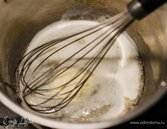 В кастрюле или сотейнике с толстым дном растопить сливочное масло.