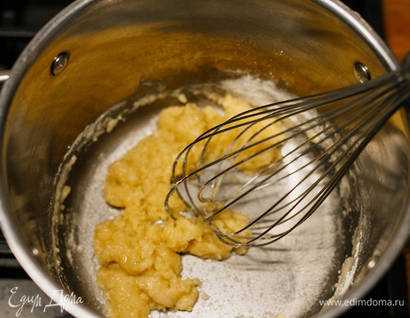 Всыпать муку и очень быстро размешать до однородной текстуры.