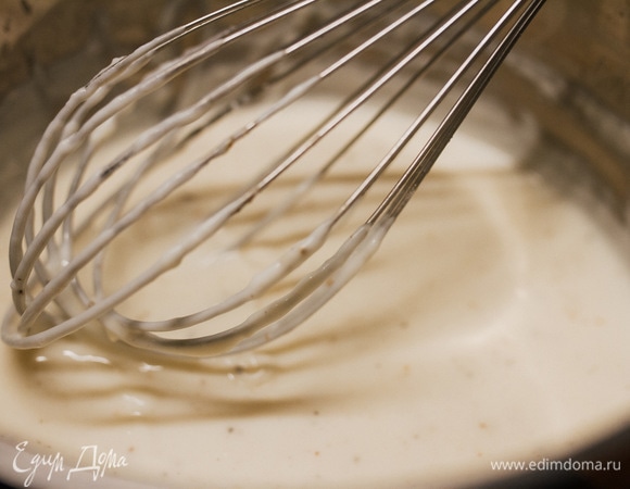 Постепенно вливать молоко, не прекращая размешивать. Добавить соль, перец, мускатный орех по вкусу. Довести соус до кипения и немного проварить.