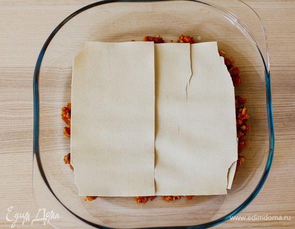 Сверху — листы лазаньи. Можно их ломать, если не помещаются. У меня форма 24 х 24 см, в ингредиентах указала примерное количество листов лазаньи, которое я использовала.