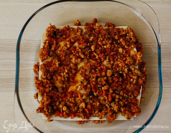 Затем снова выложить болоньезе равномерным слоем.