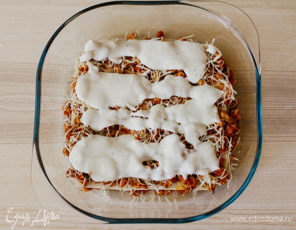 Затем — белый соус бешамель, сверху — снова листы лазаньи. Повторить слои таким образом, пока не закончатся все составляющие.