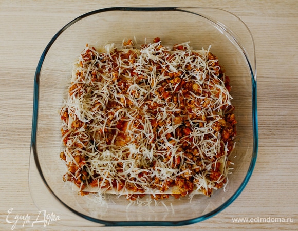 Посыпать мелко натертым сыром.