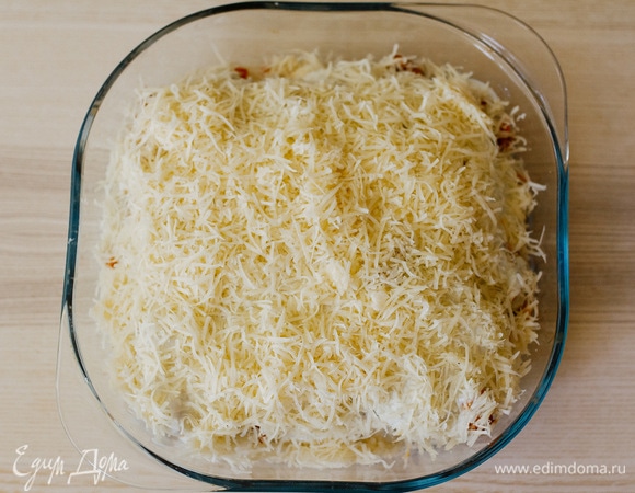 Верх хорошо посыпать сыром.