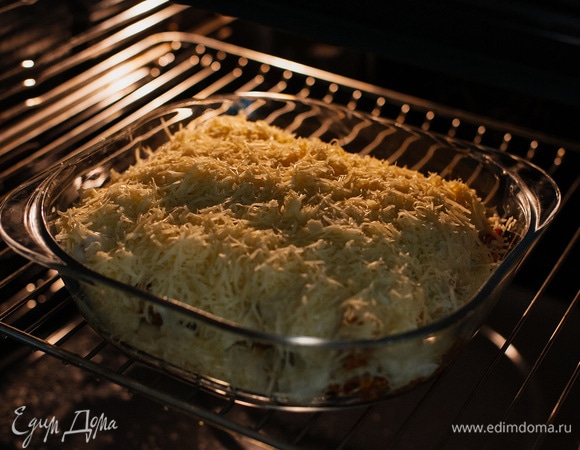 Поставить в духовку, разогретую до 180°C, и выпекать примерно 30–40 минут.