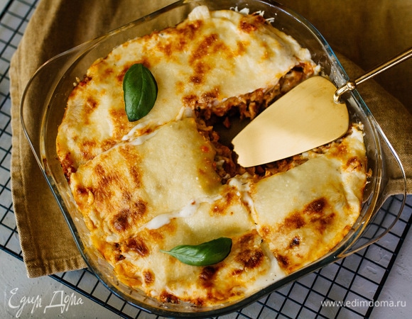 Готовой лазанье дать время остыть (10 минут хватит), и можно нарезать на кусочки и подавать. Приятного аппетита!