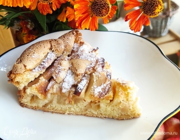 Убираем в заранее разогретую до 180°C духовку. Выпекаем до готовности, проверяя тесто деревянной шпажкой. Если шпажка сухая, все готово. Сверху посыпаем сахарной пудрой.