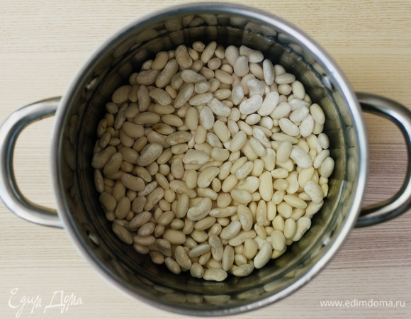 Фасоль замочить в холодной воде на ночь. Утром воду слить и залить свежей водой.