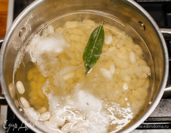 Довести до кипения, добавить лавровый лист и варить 30–40 минут, до готовности.