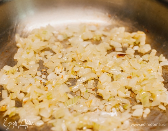 Мелко нарезанный лук и чеснок обжарить до золотистого цвета.