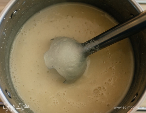 Удалить лавровый лист, добавить тимьян и пюрировать блендером до однородной консистенции. Влить сливки, перемешать и варить еще 5 минут.