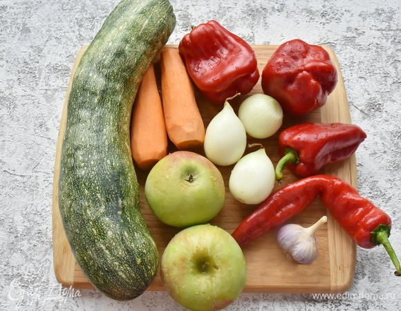 Готовлю продукты. Со зрелых кабачков срезаю кожицу и освобождаю их от семян. Подготавливаю остальные овощи.