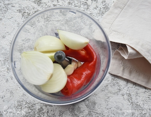 В чашу блендера перекладываю подготовленные лук, острый перец и чеснок. Измельчаю овощи до пюреобразного состояния.