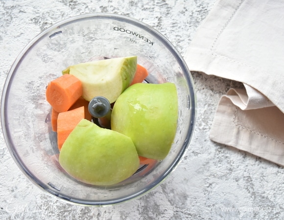 Яблоки нарезаю на четвертинки и удаляю сердцевину, кожуру не снимаю. Соединяю с морковью.