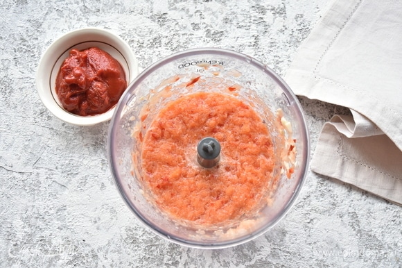 Измельчаю морковь и яблоки с добавлением томатной пасты.