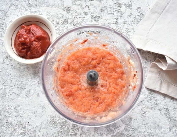 Измельчаю морковь и яблоки с добавлением томатной пасты.