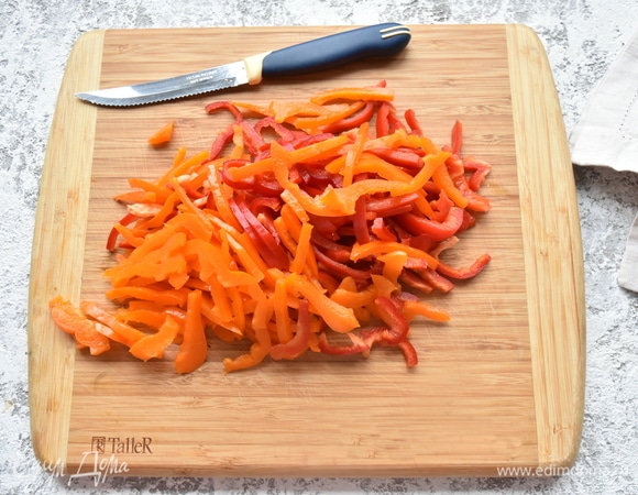 В это время нарезаю соломкой болгарский перец.