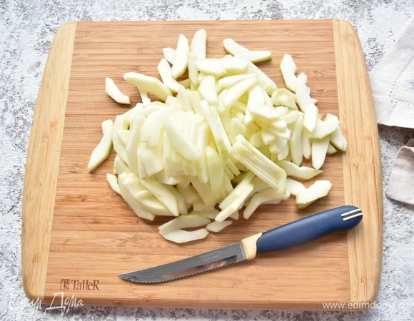 Нарезаю ломтиками кабачки.