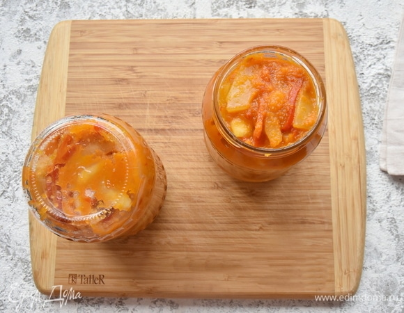 Подготавливаю стерильные банки с крышками. Раскладываю в них готовые кабачки в соусе и герметично закрываю винтовыми крышками. Переворачиваю вверх дном и накрываю пледом до полного остывания.