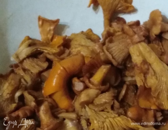 Грибы почистить, промыть, прокипятить в течение 5 минут. Слить воду. Промыть под холодной водой. Крупные разрезать, мелкие оставить целыми. Отварить в подсоленной воде в течение 25–30 минут.