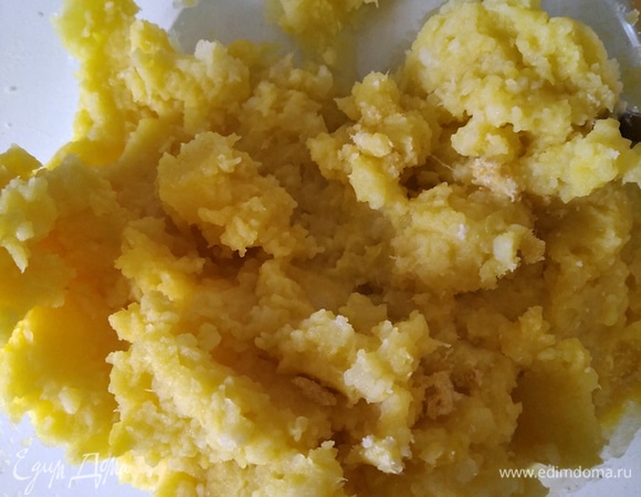 Отвариваем картофель (штук 5 средней величины, нужен рассыпчатый тип картофеля, а не такой, который после варки превращается в клейстер) и делаем из него пюре вилкой так, чтобы оставались небольшие кусочки картошки (можно в пюре добавить отваренную и таким же образом измельченную вилкой цветную капусту или брокколи). Добавляем яйцо (2 штуки, если картофель крупный). Масса не должна получиться клейкой и жидкой. Должна получиться, как хорошее крутое тесто.
