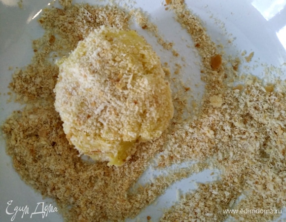 Лепим котлетки. Обваливаем их в панировочных сухарях (я их делаю сама, не покупаю). Можно перед обваливанием в сухарях обмакнуть котлетки в немного взбитое яйцо (тогда это будет дополнительное яйцо к рецепту) — котлетки получатся немного другими.