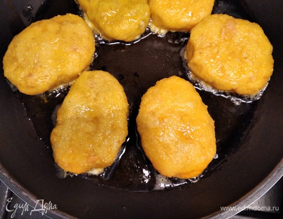 Жарим на растительном масле на небольшом огне (то закрывая, то открывая крышку). Жарим до румяной корочки. Переворачиваю я их силиконовой лопаткой.